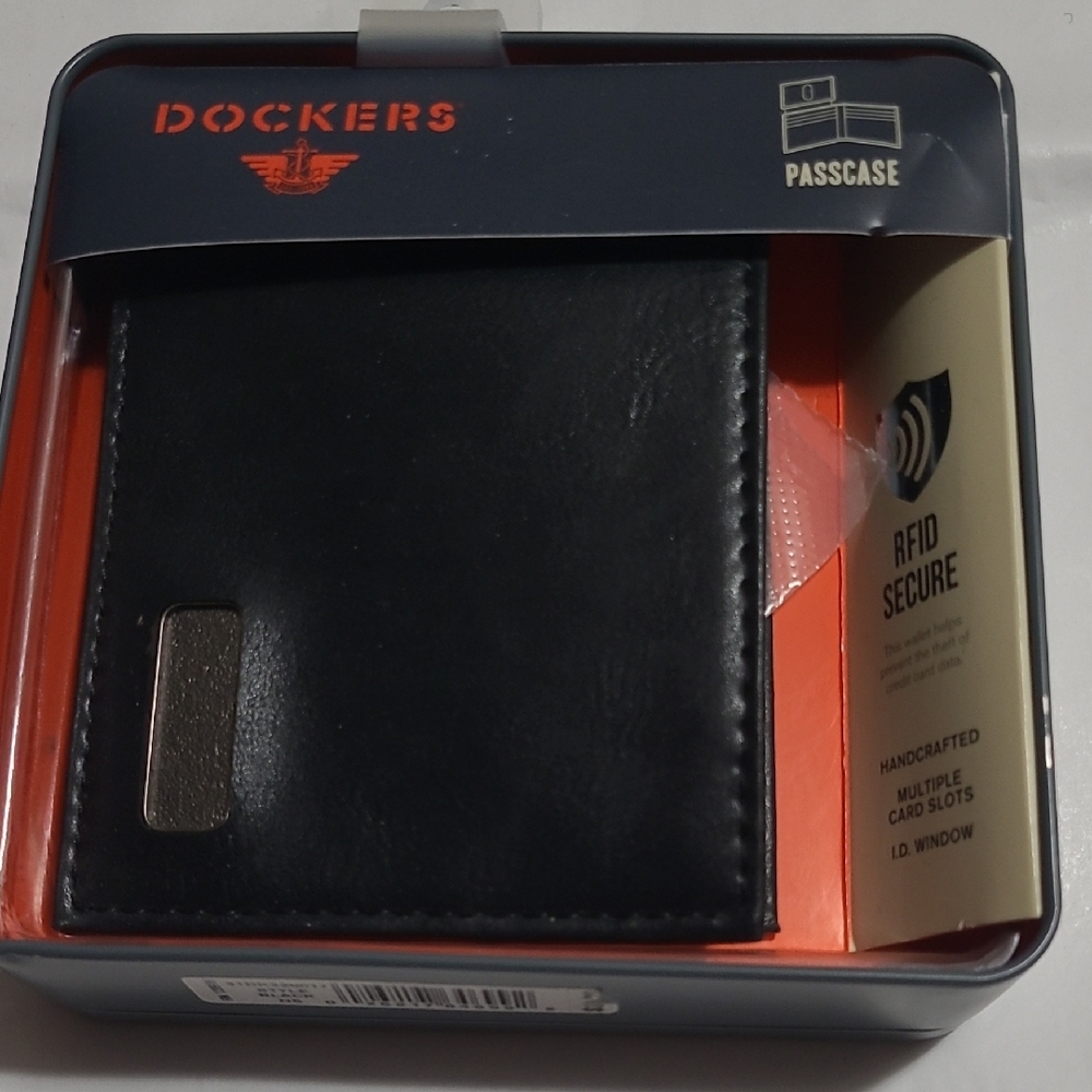 Dockers Black Leather RFID Passcase Wallet
